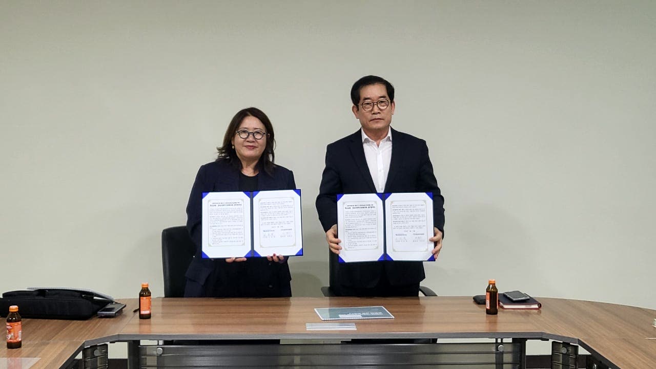 경남사회적기업협의회와 미소금융 부산중구법인의 업무협약서 기념 촬영