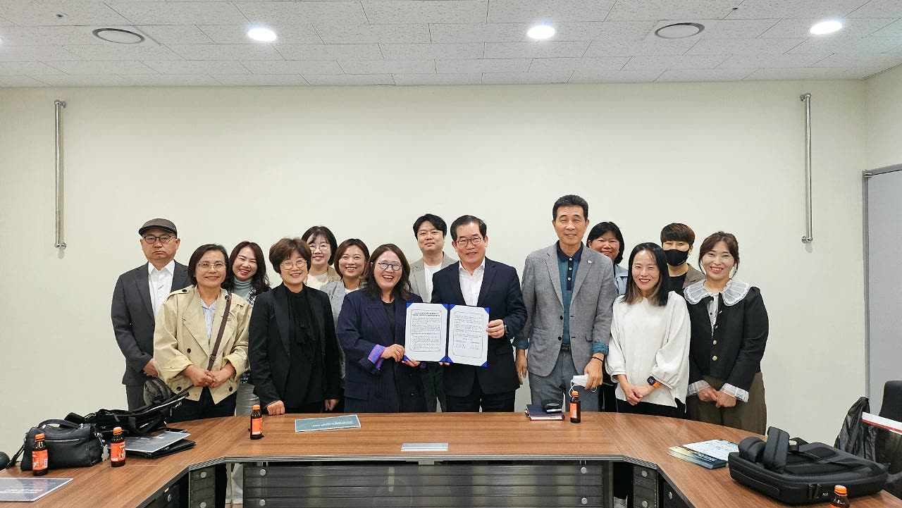 경남사회적기업협의회와 미소금융 부산중구법인 업무협약 참석자 단체 사진