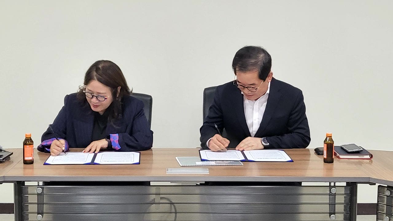 업무협약서 서명 장면